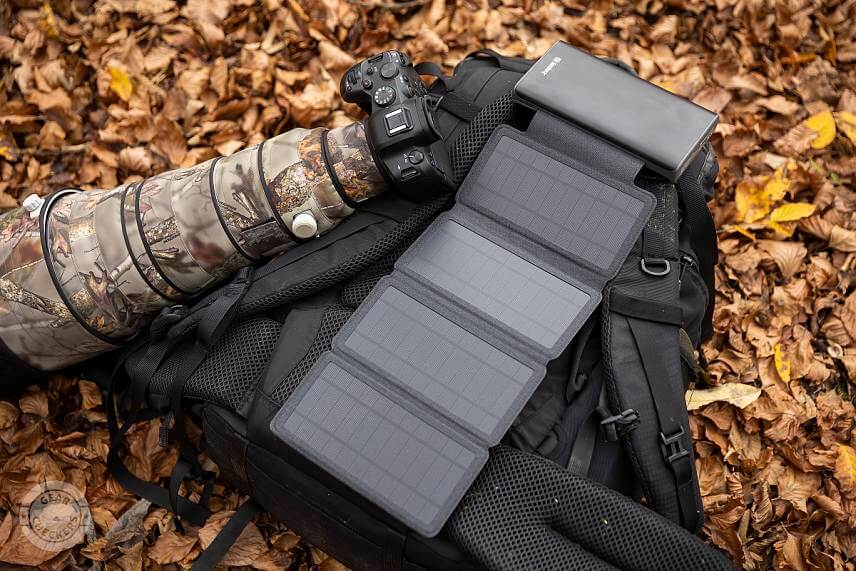 Powerbank-a Sandberg s rozloženým solárnym panelom, vďaka ktorému sa neustále dobíja.