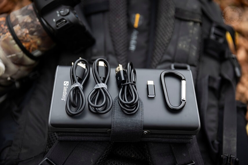 Obsah balenia: Sandberg Powerbank 4-Panel 25000, USB, USB-C a microUSB kábel, microUSB – USB-C adaptér a karabínka pre zavesenie powerbank-y.