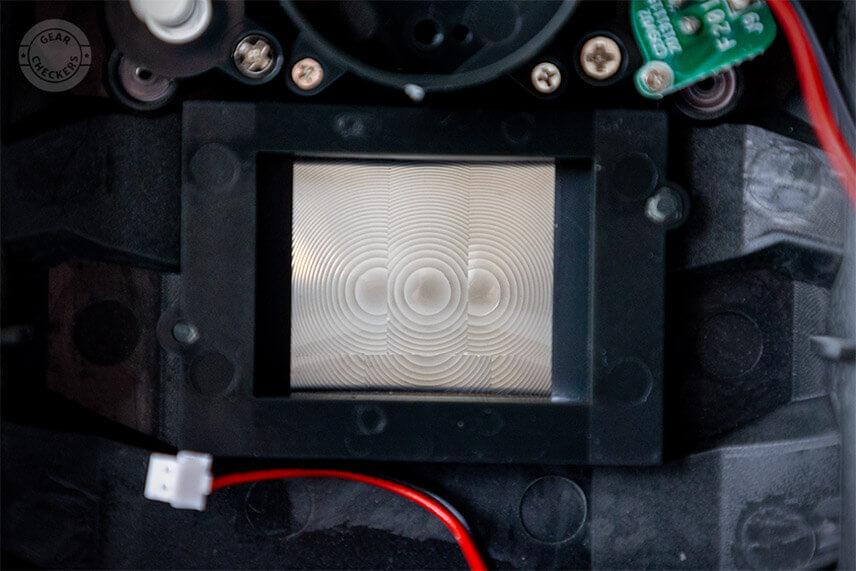 Aby sa IR žiarenie z okolia s&uacute;stredilo na PIR senzor, nach&aacute;dza sa v krytke pred senzorom s&uacute;stava fresnelov&yacute;ch &scaron;o&scaron;oviek. Ich množstvo a usporiadanie m&aacute; vplyv na detekčn&yacute; uhol fotopasce.&nbsp;