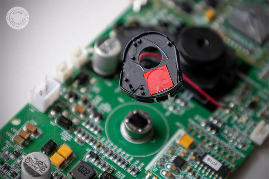 Mechnizmus IR filtra pred obrazov&yacute;m senzorom fotopasce m&ocirc;že pri prep&iacute;nan&iacute; medzi dňou a nocou cvakn&uacute;ť - na to niekedy reaguj&uacute; plach&eacute; druhy zvierat.