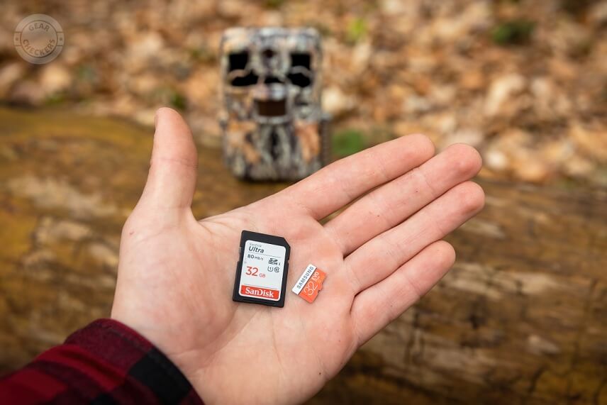 Pre spr&aacute;vne fungovanie mus&iacute; byť vo fotopasci vložen&aacute; pam&auml;ťov&aacute; karta.