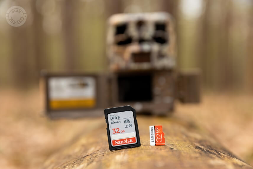 Pri v&yacute;bere pam&auml;ťovej karty je d&ocirc;ležit&eacute; poznať spr&aacute;vny typ a kapacitu - vlavo 32 GB SD, vpravo 32 GB microSD pam&auml;ťov&aacute; karta.