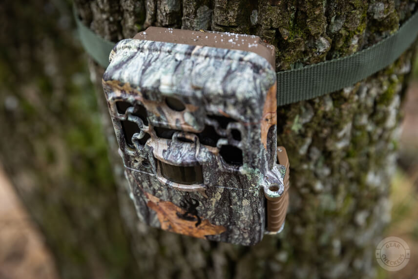 Otvor na zámok na plastových dvierkach fotopasce nemá z pohľadu jej zabezpečenia veľký význam.