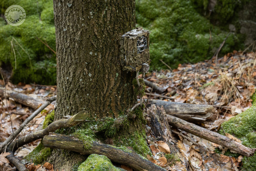 Viazacie lano sa dá ľahko zamaskovať pri koreňových nábehoch stromu, nepúta tak zbytočne pozornosť na kmeni.