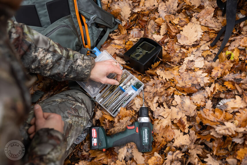 Poriadne zabezpečenie fotopasce si vyžaduje aj patričné vybavenie.