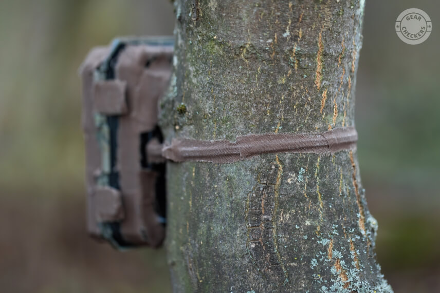 Sťahovacia páska môže nahradiť závesný popruh, dá sa tiež jednoducho zamaskovať.