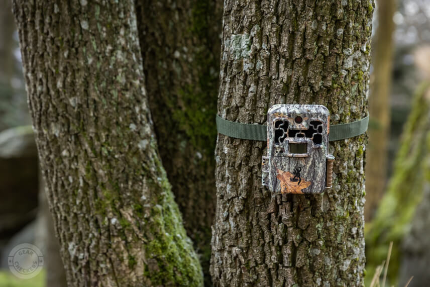 Najbežnejší spôsob upevnenia fotopasce - vo výške očí človeka na závesnom popruhu.