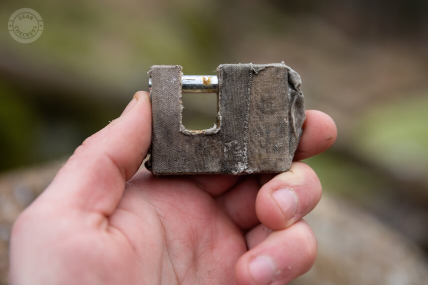 Trezorový zámok má na rozdiel od klasického visiaceho zámku omnoho kratší strmeň. Ak naň ešte navlečiete klasickú šrobovaciu matku, nebude sa k nemu dať dostať pomocou náradia (kliešte, pílka).