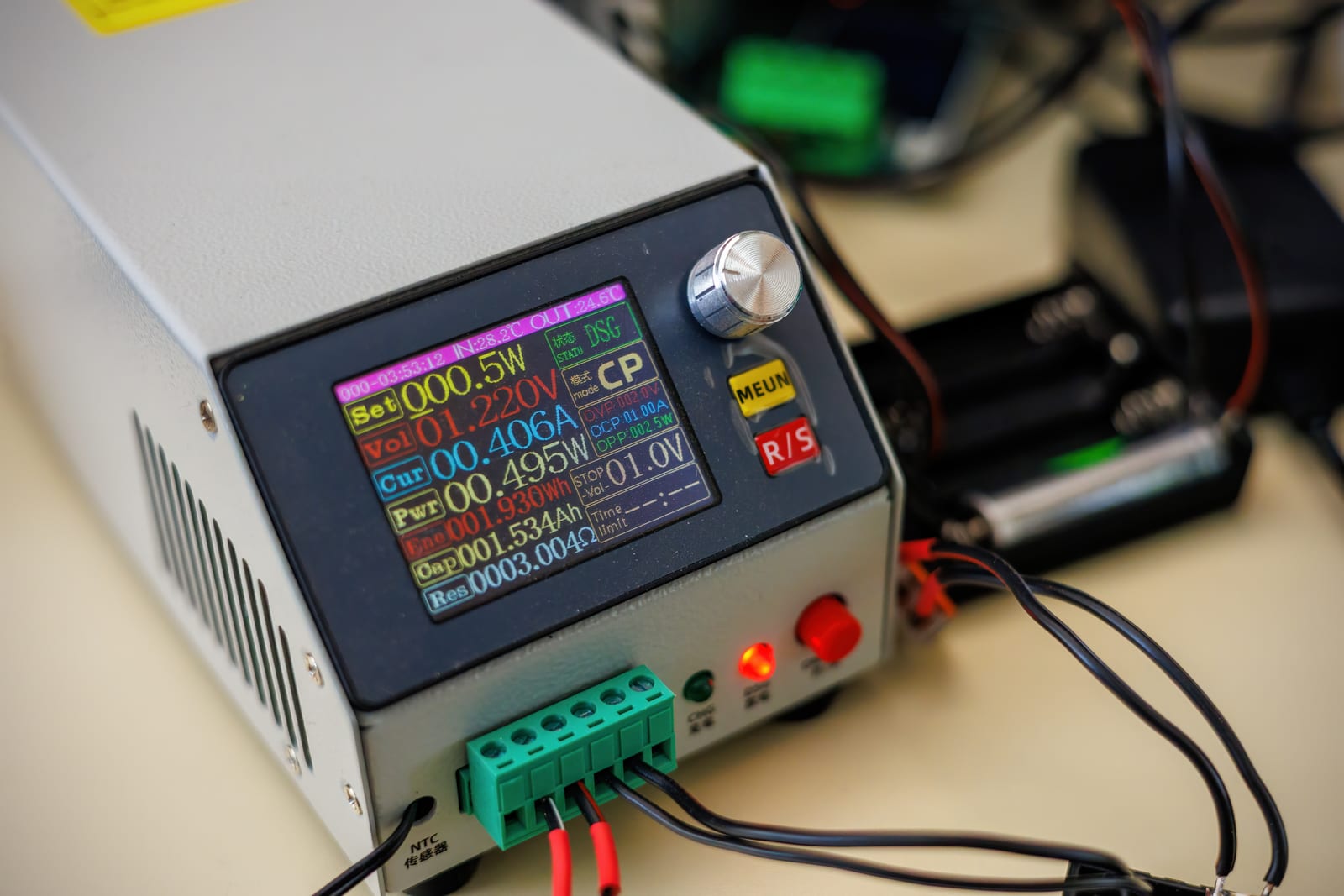 Elektronická záťaž počas vybíjania AA článku pri konštantnom výkone 0,5 W.