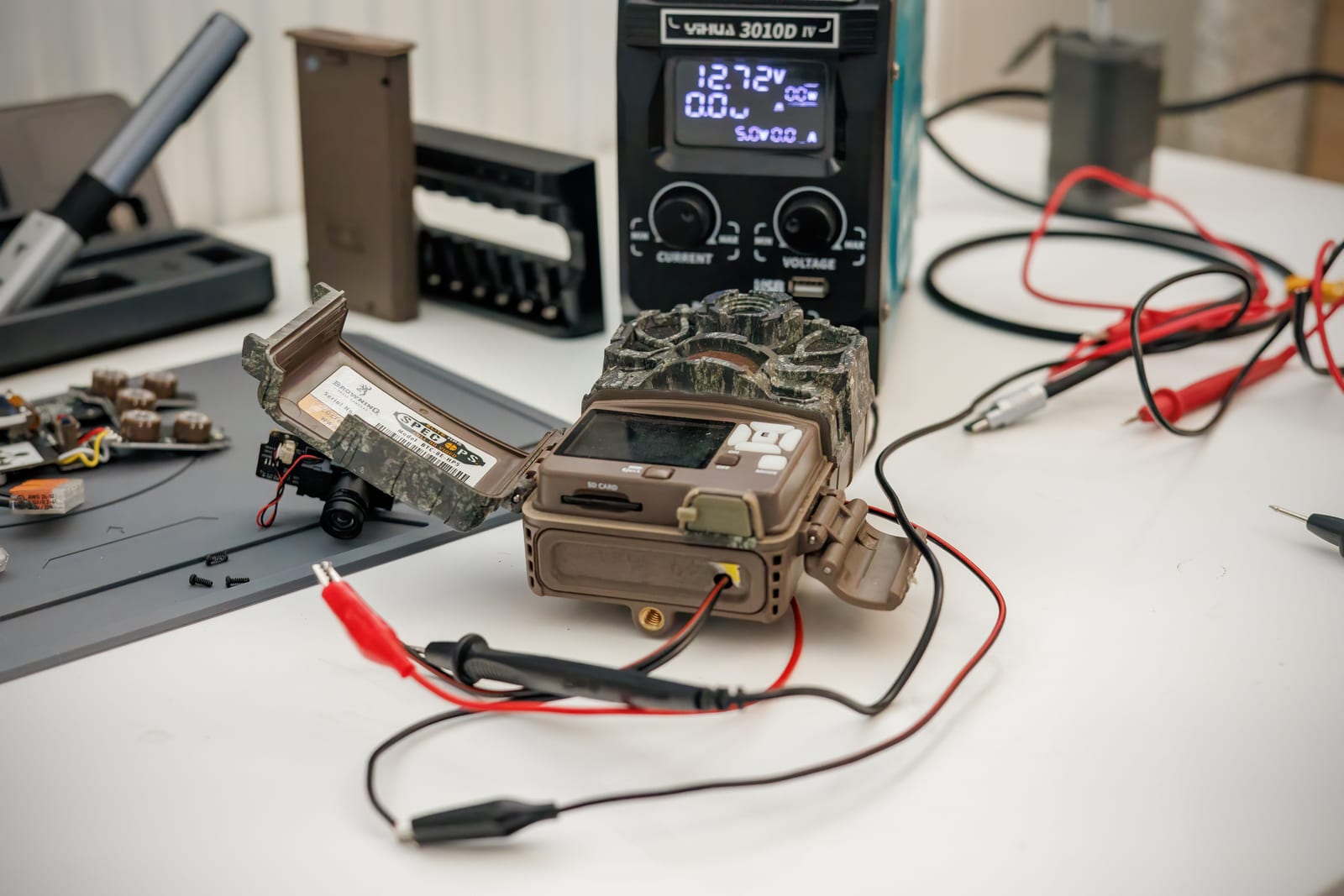Špeciálne upravená fotopasca Browning HP5 napojená na laboratórny zdroj počas merania reálnej spotreby.