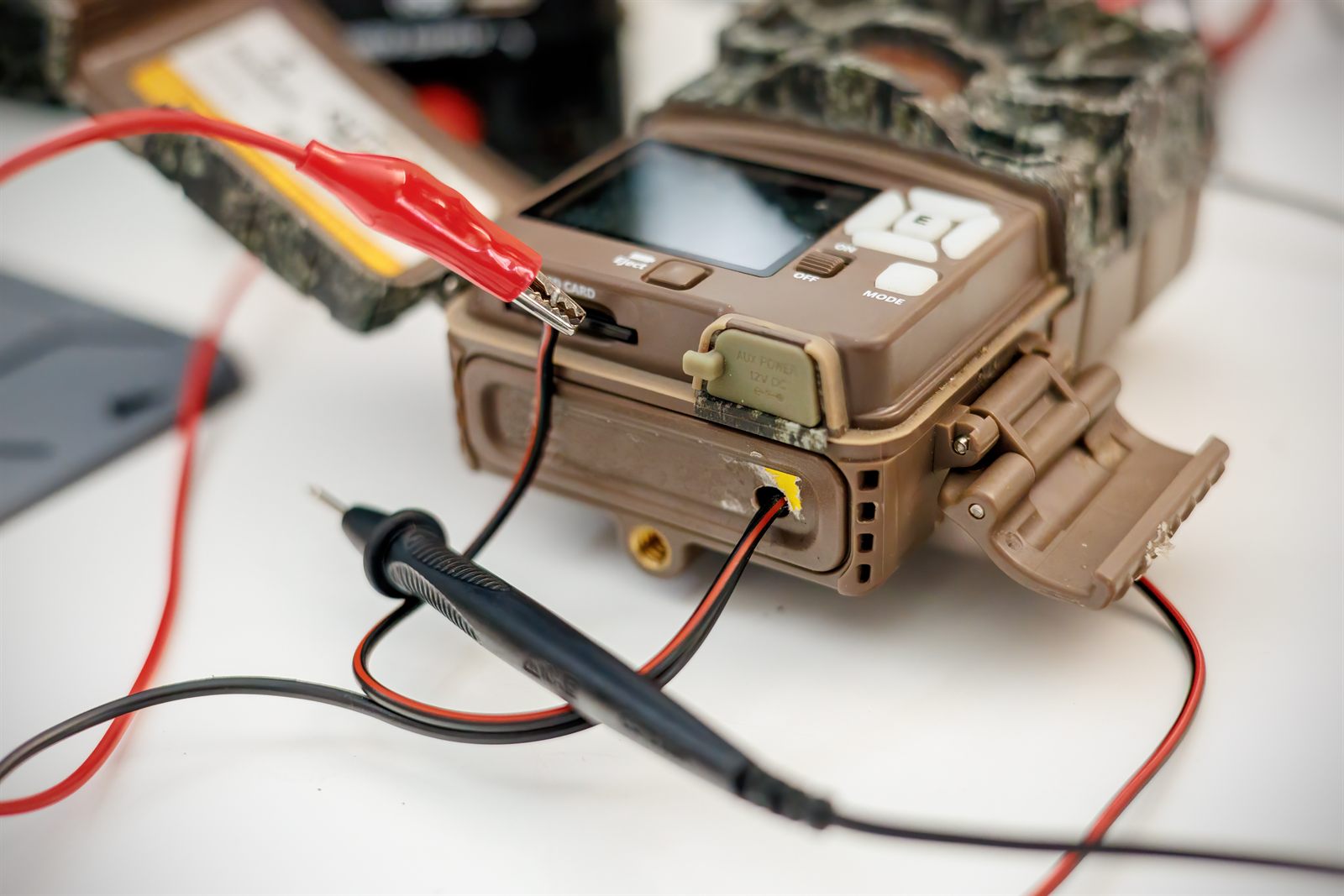 Rozobratá fotopasca Browning HP5 napojená na laboratórny zdroj počas merania odberu v jednotlivých režimoch.