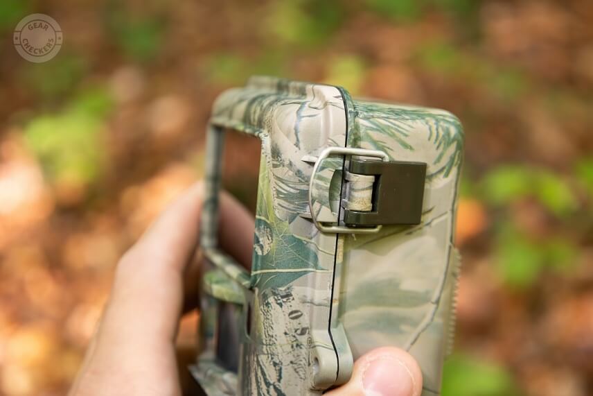 Bočn&eacute; zaisťovacie spony, ktor&eacute; držia veľmi pevne.