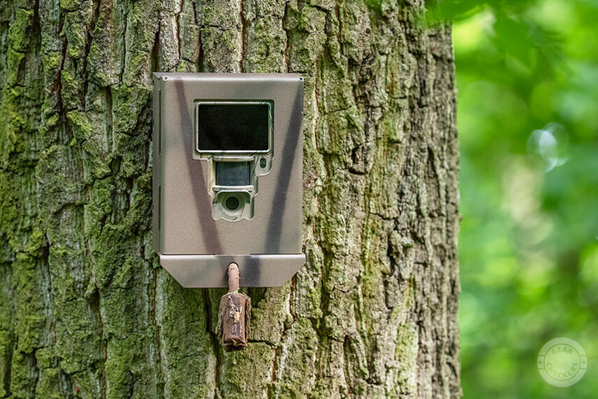 Box celkom dobre spl&yacute;va s okol&iacute;m aj bez dodatočn&eacute;ho maskovania.