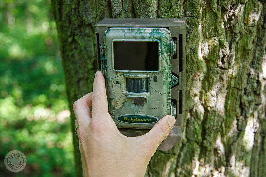 Do ochrann&eacute;ho kovov&eacute;ho boxu fotopasca v&yacute;borne pasuje, nikde nie je žiadna zbytočn&aacute; v&ocirc;ľa. Pri kontrole si m&ocirc;žete byť ist&iacute;, že fotopascu vr&aacute;tite do tej istej polohy.&nbsp;