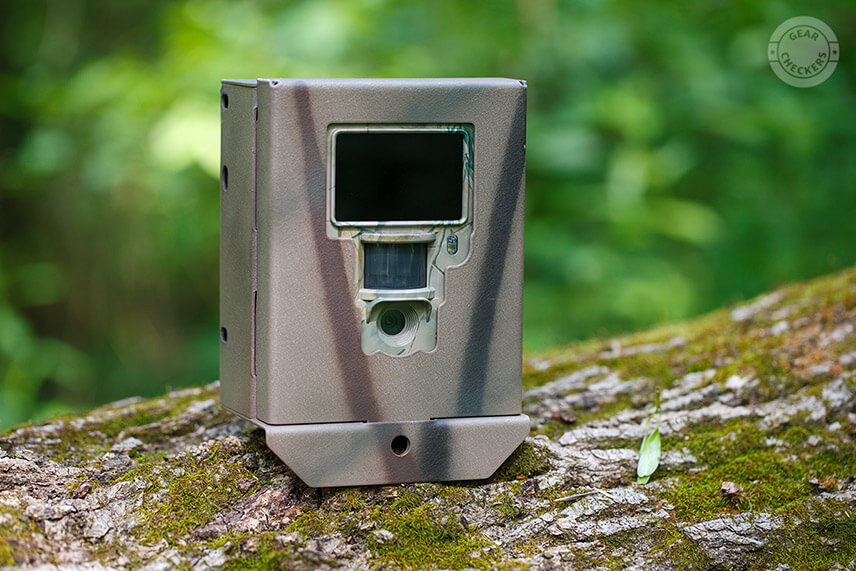 Do ochrann&eacute;ho kovov&eacute;ho boxu fotopasca v&yacute;borne pasuje, nikde nie je žiadna zbytočn&aacute; v&ocirc;ľa. Pri kontrole si m&ocirc;žete byť ist&iacute;, že fotopascu vr&aacute;tite do tej istej polohy.&nbsp;