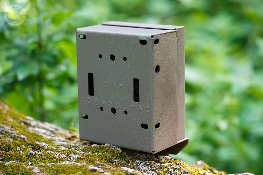 Do ochrann&eacute;ho kovov&eacute;ho boxu fotopasca v&yacute;borne pasuje, nikde nie je žiadna zbytočn&aacute; v&ocirc;ľa. Pri kontrole si m&ocirc;žete byť ist&iacute;, že fotopascu vr&aacute;tite do tej istej polohy.&nbsp;