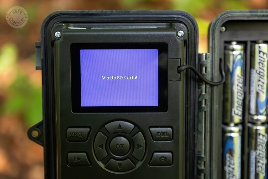 Na ch&yacute;baj&uacute;cu SD kartu v&aacute;s fotopasca upozorn&iacute; p&iacute;pnut&iacute;m a n&aacute;pisom na displeji.