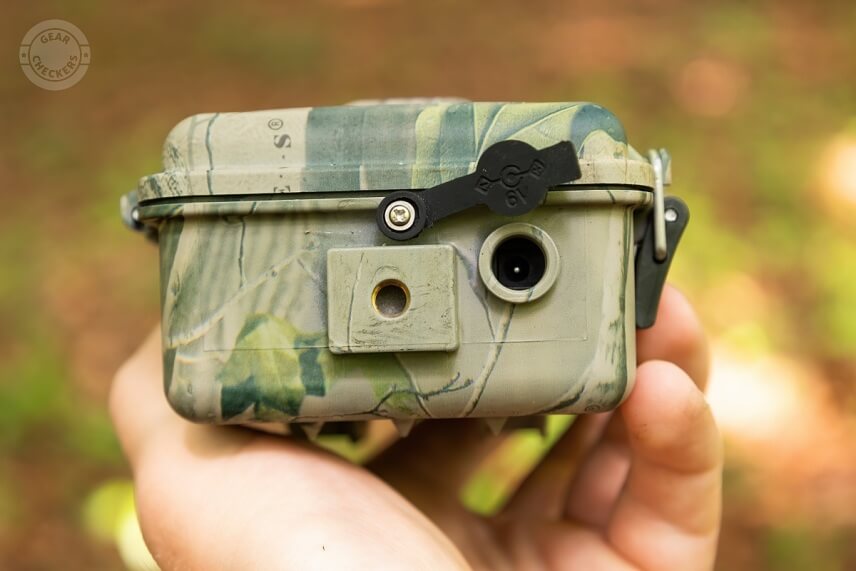 Konektor pre 6V, 2A nap&aacute;janie je na spodnej strane pod gumov&yacute;m tesnen&iacute;m.