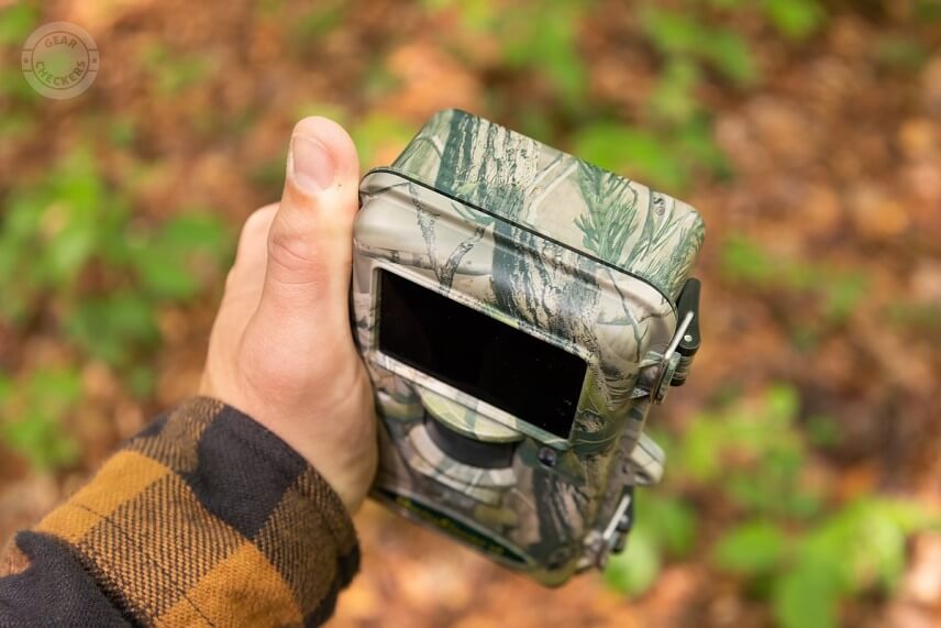 Fotopasca BolyGuard SG2060-K m&aacute; maskovac&iacute; vzor netradične aj na zadnej strane.