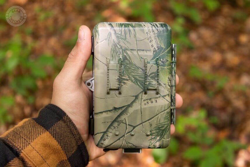 Fotopasca BolyGuard SG2060-K m&aacute; maskovac&iacute; vzor netradične aj na zadnej strane.