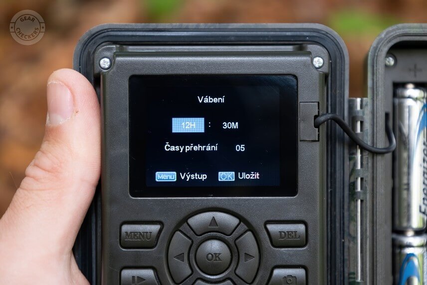 Je potrebn&eacute; nastaviť čas, kedy m&aacute; fotopasca nahr&aacute;vku prehr&aacute;vať spolu s počtom opakovan&iacute;, koľkokr&aacute;t m&aacute; byť nahr&aacute;vka v dan&uacute; hodinu prehr&aacute;van&aacute;.