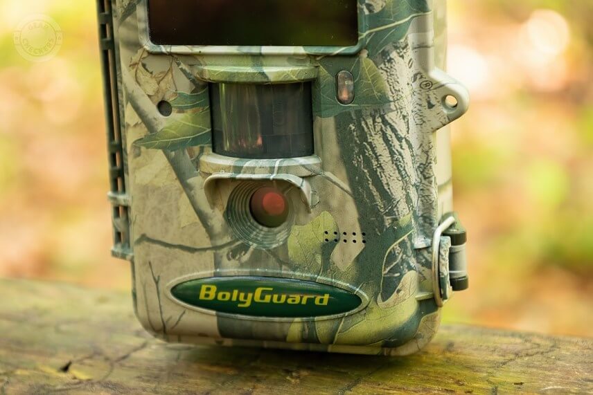 Na pravej strane sa nach&aacute;dza očko s priemerom 3 mm na uzamknutie fotopasce.