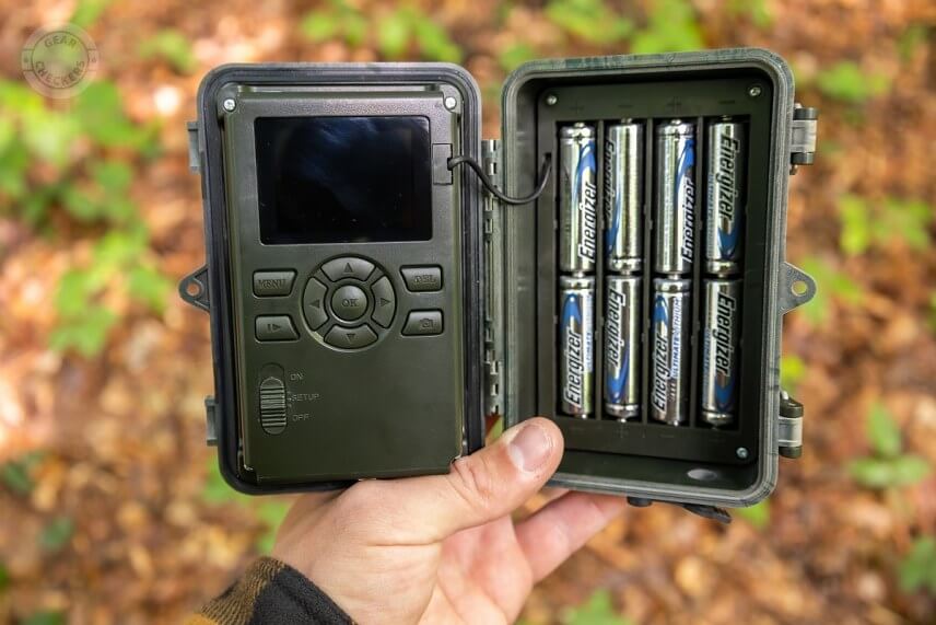 Použit&aacute; je otv&aacute;rateľn&aacute; (knižkov&aacute;) kon&scaron;trukcia, displej a ovl&aacute;dacie prvky s&uacute; vo vn&uacute;tri.