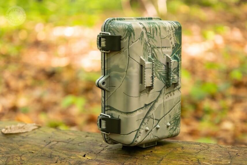 Na zadnej strane sa nach&aacute;dza iba priestor pre textiln&yacute; z&aacute;vesn&yacute; popruh.