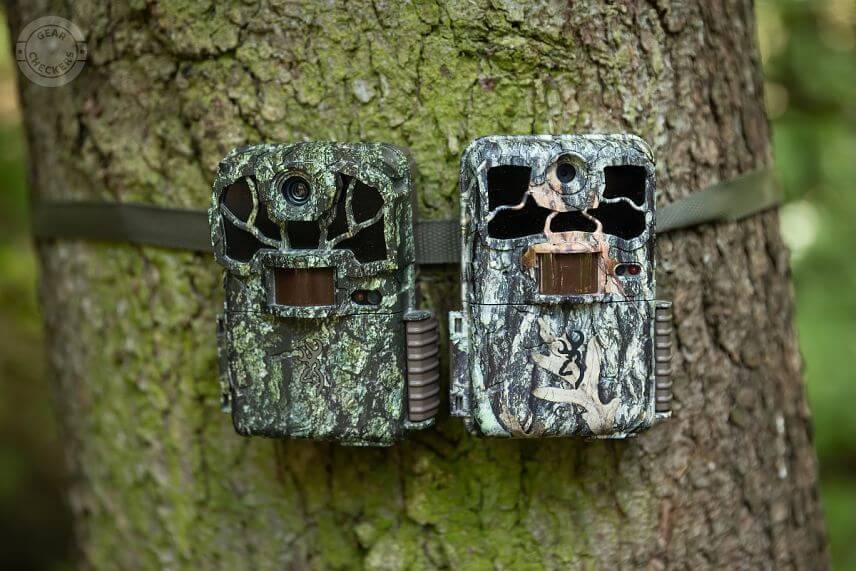 Nový maskovací vzor Elite HP5 (vľavo) splýva lepšie s prostredím lesa.