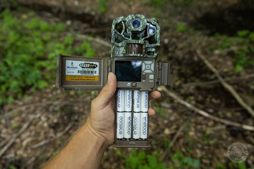 Batérie sú umiestnené v paneli, ktorý sa do fotopasce zasúva odspodu. Vďaka tomu HP5 nie je otvárateľná, ako väčšina iných fotopascí.