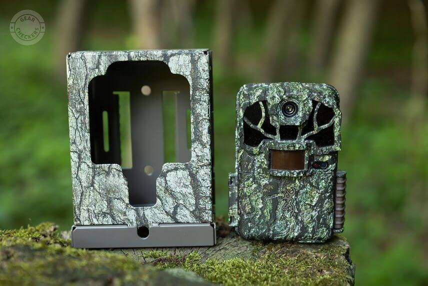 Kovový ochranný box je možné zabezpečiť lanovým zámkom, alebo ho v prednej časti zamknúť visiacim zámkom. Otvory majú priemer 9 mm.