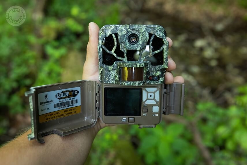 Veľký LCD displej na prednej strane, veľké a dobre rozmiestnené tlačidlá spolu s jednoduchým a prehľadným MENU - fotopasca Browning Spec Ops Elite HP5.