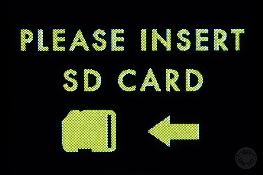 Fotopasca vás upozorní, ak by ste náhodou zabudli vložiť SD kartu.