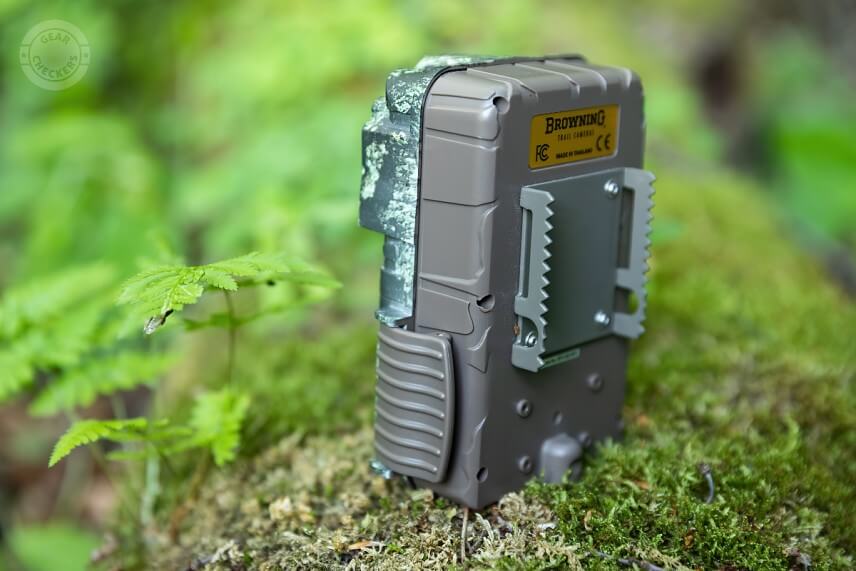 Zadný úchyt je vyrobený z kovu, slúži na upevnenie závesného popruhu a lanového zámku, priemer dier je 9 mm.