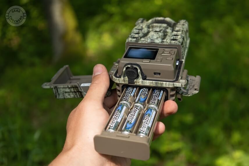 Bat&eacute;riov&yacute; panel pre 6 AA bat&eacute;rii sa do fotopasce vklad&aacute; odspodu. Na jeho vysunutie je potrebn&eacute; stlačiť poistku v strede pod displejom.