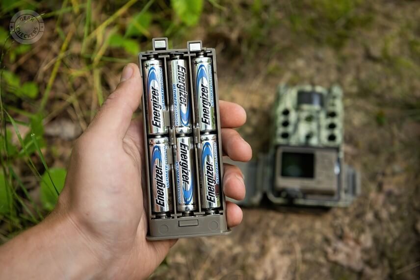 Bat&eacute;riov&yacute; panel pre 6 AA bat&eacute;rii sa do fotopasce vklad&aacute; odspodu. Na jeho vysunutie je potrebn&eacute; stlačiť poistku v strede pod displejom.