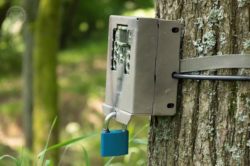 Bushnell Core DS-4K No Glow m&ocirc;žete zabezpečiť pomocou prepracovan&eacute;ho ochrann&eacute;ho boxu, do ktor&eacute;ho fotopasca pasuje na milimeter presne. Ochrann&yacute; box m&ocirc;že byť priskrutkovan&yacute; a zamknut&yacute; lanov&yacute;m aj visiacim z&aacute;mkom.