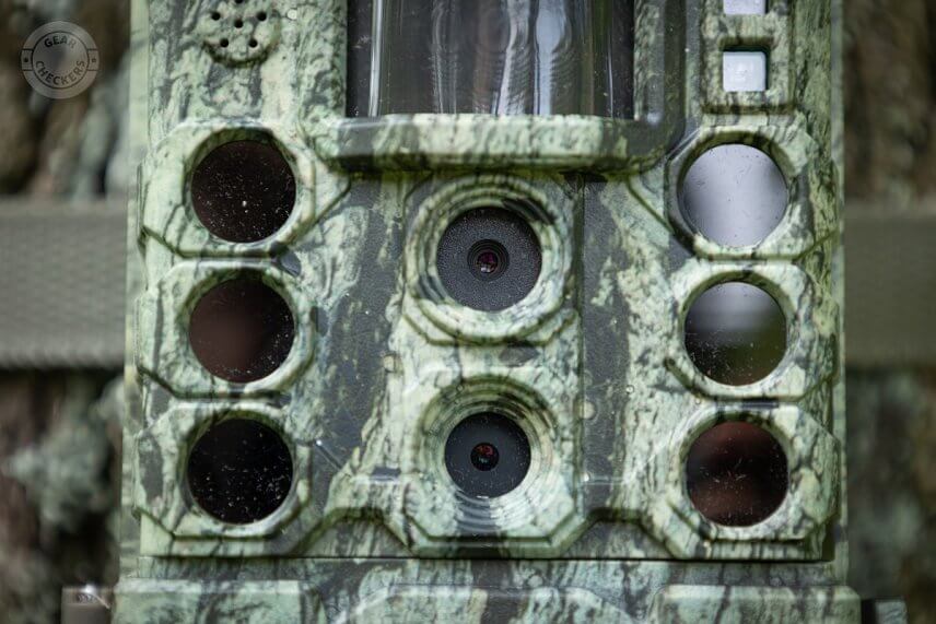 Fotopasca Bushnell Core DS-4K No Glow je vybavená 2 objektívmi - horný pre snímanie počas dňa, spodný pre snímanie v noci.