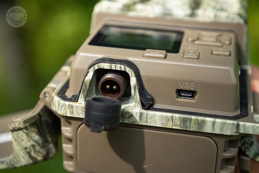 Konektor pre extern&eacute; nap&aacute;janie je na spodnej strane fotopasce pod gumov&yacute;m tesnen&iacute;m.