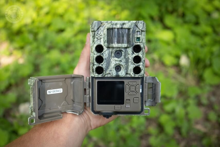 Všetky ovládacie prvky, vrátane 1,5” LCD displeja sú na prednej strane fotopasce.