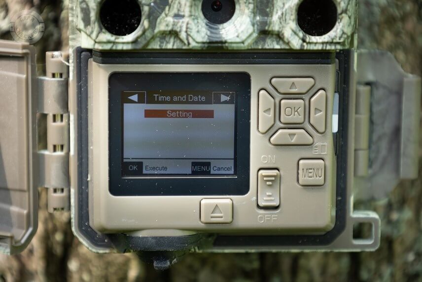 MENU fotopasce Bushnell Core DS-4K No Glow je jednoduch&eacute; a prehľadn&eacute;, ch&yacute;ba v&scaron;ak slovensk&yacute; alebo česk&yacute; jazyk.