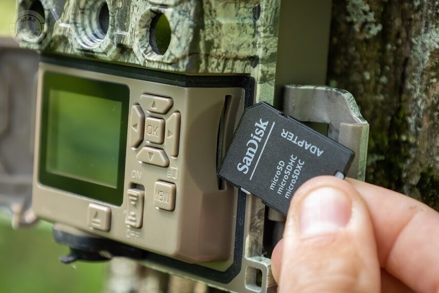 Fotopasca Bushnell Core DS-4K No glow je schopn&aacute; fungovať až s 512 GB pam&auml;ťovou kartou. Slot sa nach&aacute;dza na pravej strane.