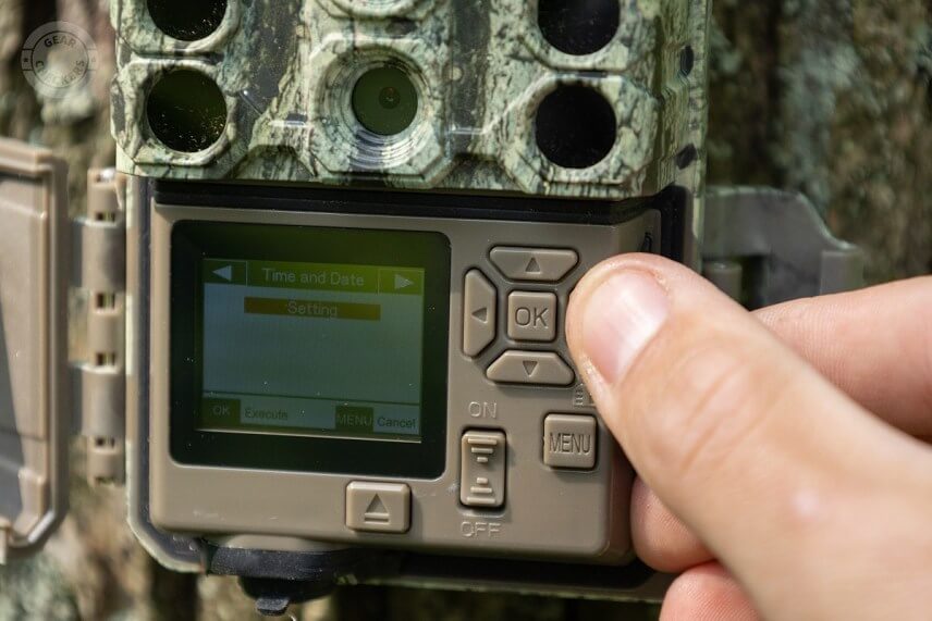 Tlačidl&aacute; s&uacute; dostatočne veľk&eacute; pre pohodln&eacute; ovl&aacute;danie fotopasce.