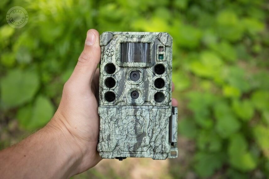 Bushnell Core DS-4K No Glow je stredne veľká fotopasca s uzavretou konštrukciou.