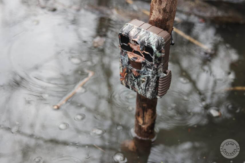 Pri monitoringu vydier sme často museli umiestniť fotopasce v tesnej bl&iacute;zkosti vody. Obzvl&aacute;&scaron;ť v tak&yacute;chto situ&aacute;ci&aacute;ch je vy&scaron;&scaron;ia miery odolnosti voči vode žiad&uacute;cou vlastnosťou.