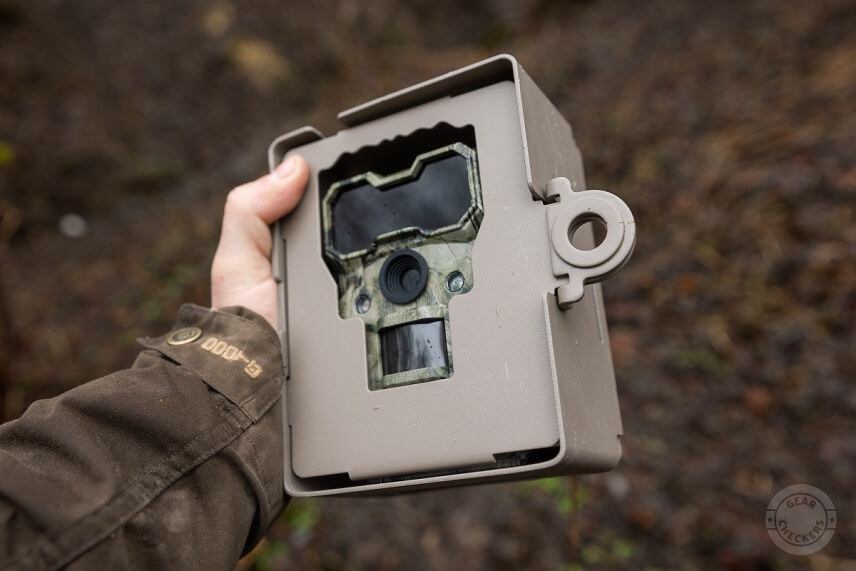 Kovová spona drží dvierka pevne uzatvorené. Na uzamknutie môžete použiť  aj tie najsilnejšie zámky, otvor pre strmeň zámku má totiž priemer úctyhodných 15 mm.