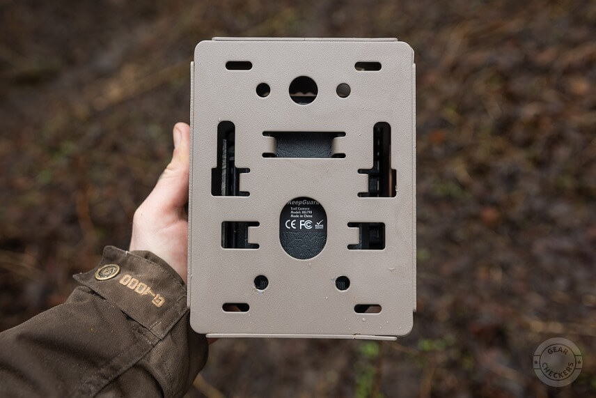 Na zadnej strane boxu sa nachádzajú 4 predvŕtané otvory, ktorými ho možno prišróbovať k budove či stromu.