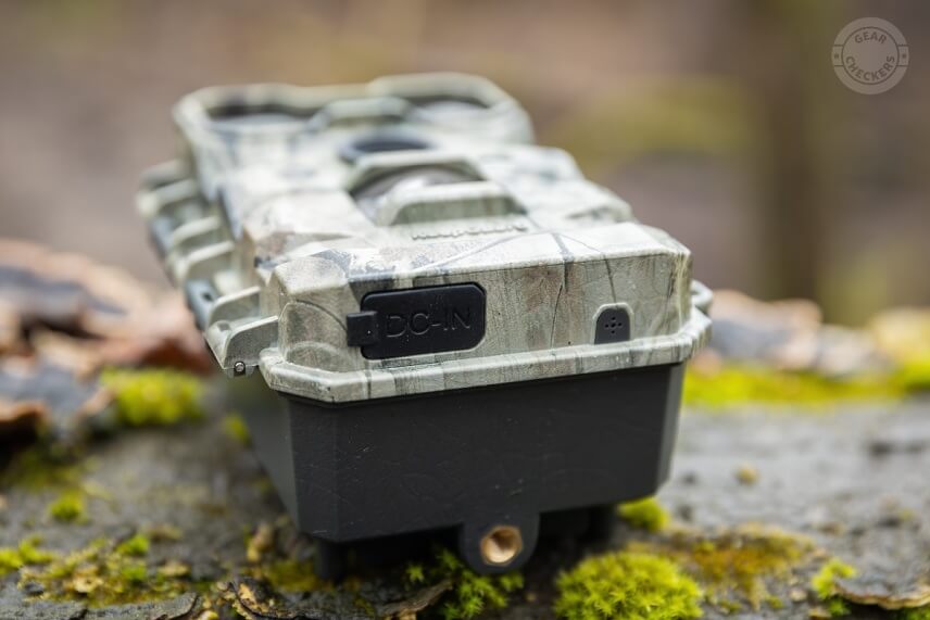 Na spodnej strane fotopasce sa nachádza vstup (DC - IN) pre 12V externé napájanie.