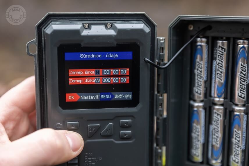 Každá poloha fotopasce môže byť pomocou GPS súradníc zaznamenaná v EXIFe fotografie.