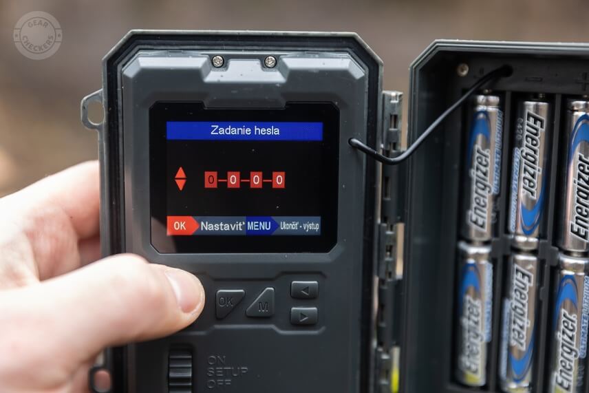 Fotopascu je možné zaheslovať pomocou 4-miestneho číselného kódu.